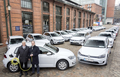 Hamburgs Verkehrs- und Wirtschaftssenator Frank Horch und Ludger Fretzen, Leiter Konzernstrategie für neue Geschäftsfelder im VW-Konzern, übergaben 50 e-Golf an ihre neuen Besitzer.