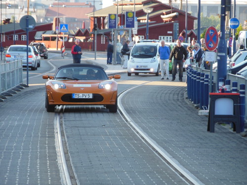 Hans Haslreiter aus Unterwössen und Copilot Wolfgang Schöner aus München haben im Tesla Roadster die 3. Nordeuropäische E-Mobil-Rallye gewonnen.