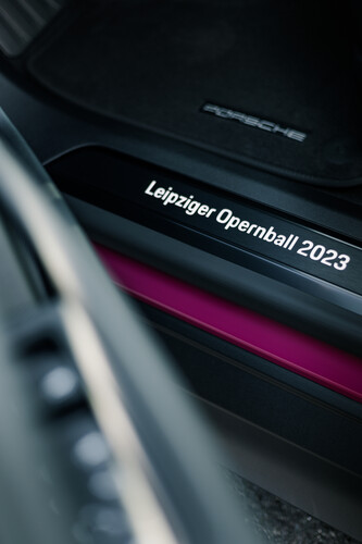 Hauptpreis der Tombola beim Leipziger Opernball 2023 ist dieser Porsche Taycan im Farbton Sternrubin.