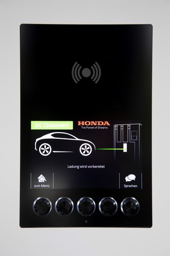 Honda betreibt in Offenbach eine öffentliche Ladesäule mit 940-V-Hochvolttechnologie, an der gleichzeitig bis zu vier Fahrzeuge mit unterschiedlichen Steckertypen aufgeladen werden können.