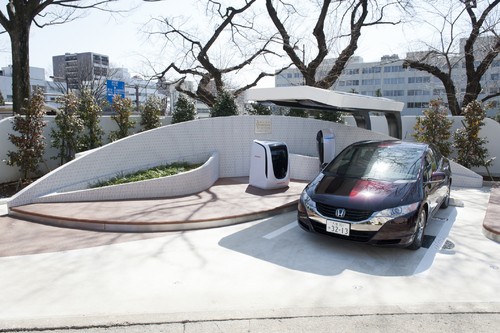 Honda FCX Clarity an der Solar-Wasserstoff-Tankstelle.