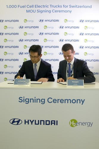 In Cheol Lee, Hyundai Motors Executive Vice President und Leiter der Nutzfahrzeugabteilung, und H2E-Vorsitzender Rolf Huber unterzeichnen eine Absichtserklärung zur Lieferung von 1000 Brennstoffzellen-Lkw.