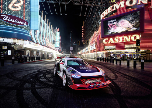 Ken Block driftet im Audi S1 Hoonitron durch Las Vegas.
