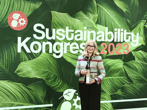 Mahle-Nachhaltigkeitsmanagerin Kathrin Apel nahme den „Building Public Trust Award 2023“ in Berlin entgegen.