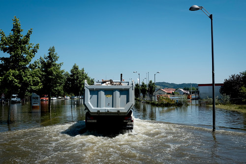 MAN-Fahrzeuge im Einsatz bei Hochwassergebieten.