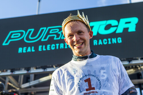 Mattias Ekström gewinnt im Cupra e-Racer erste Rennserie Pure ETCR für elektrische Tourenwagen.