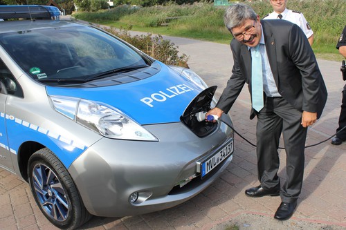 Mecklenburg-Vorpommerns Innenminister Lorenz Caffier mit dem Nissan Leaf