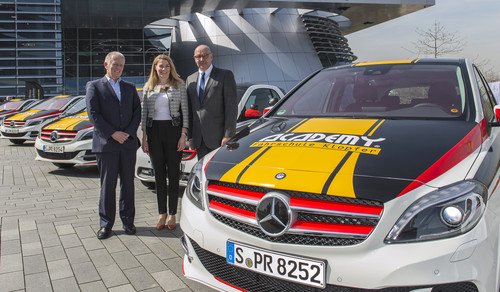 Mercedes-Benz führt in Fahrschulen Elektroautos vor.