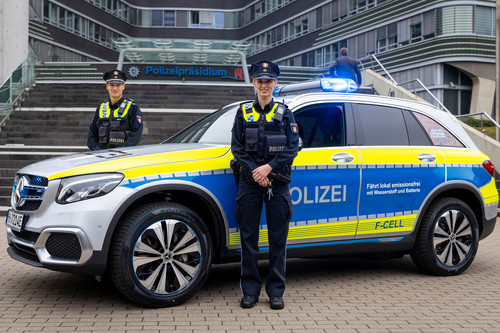 Mercedes-Benz GLC F-Cell Funkstreifenwagen: Polizeioberkommissar Lars Gittel und Polizeimeisterin Melina Abendroth vom Hamburger Polizeikommissariat 14 an ihrem neuen Dienstwagen.