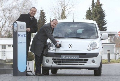Ministerialdirigent Karl-Uwe Bütof aus dem Wirtschaftsministerium und Achim Schaible, Vorstandsvorsitzender Renault Deutschland, laden einen Renault Kangoo mit Elektromotor auf.