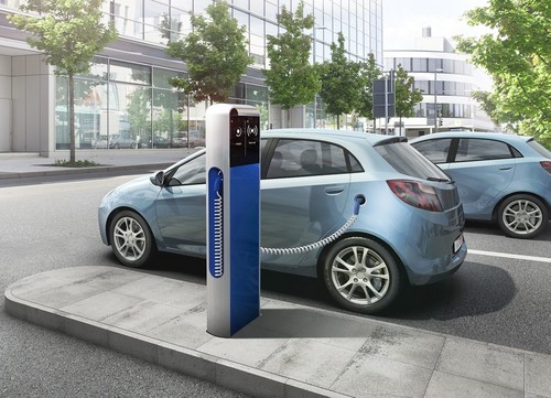 Mit einer internetbasierten Diensteplattform „eMobility Solution“
von Bosch können die Fahrer von Elektromobilen beispielsweise
schnell eine freie Ladestation finden.
