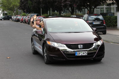 Mitglieder des europäischen Jugendparlaments fuhren im Honda FCX Clarity mit.