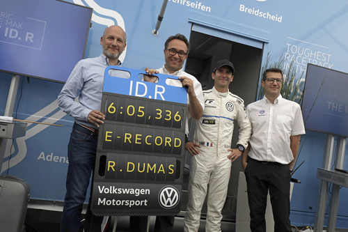 Nach aufgestelltem E-Rekord auf der Nürburgring Nordschleife (von links): Florian Urbitsch (Leiter Produktkommunikation Volkswagen), Sven Smeets (Direktor Volkswagen Motorsport), Romain Dumas (Rekordfahrer) und Francois-Xavier Demaison (Technikchef Volkswagen Motorsport).