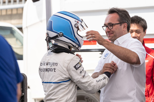 Neuer E-Rekord: Jubel bei Pilot Romain Dumas und Volkswagen Motorsport-Chef Sven Smeets. 