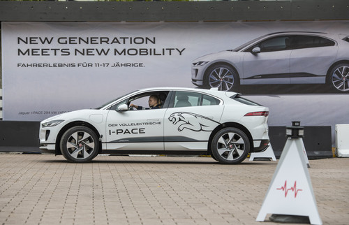 „New Generation meets New Mobility“: Jaguar lässt auf der IAA Elf- bis 17-Jährige ans Steuer eines I-Pace. 