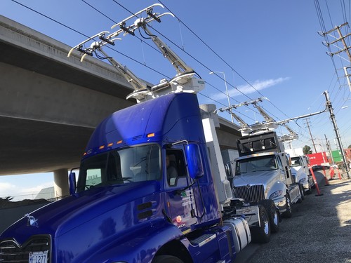 Oberleitungs-Trucks für die E-Highway-Teststrecke in Kalifornien.