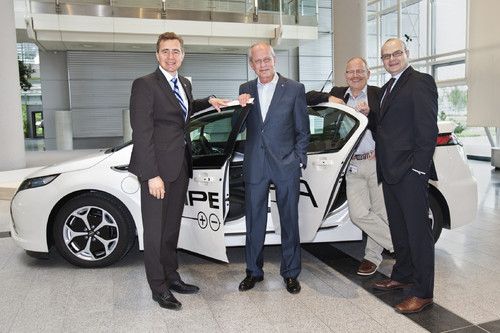 Opel Ampera für den IG-Metall-Vorsitzenden (von links): Opel-Chef Karl-Friedrich Stracke, Berthold Huber, Opel-Gesamtbetriebsratsvorsitzender Klaus Franz und Opel-Vorstandsmitglied und Arbeitsdirektor Holger Kimmes.