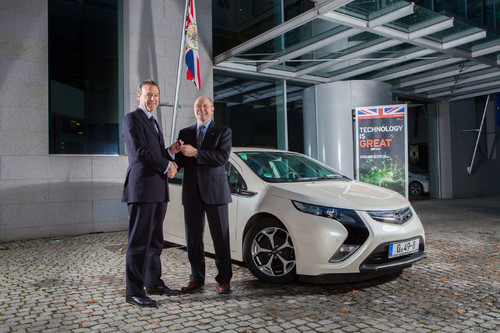 Opel-aufsichtsratchef Steve Girsky übergibt Sir Simon McDonald, dem Botschafter Großbritanniens in Berlin einen Ampera.