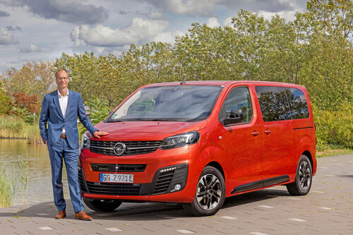 Opel-Chef Michael Lohscheller mit dem Zafira-e Life.