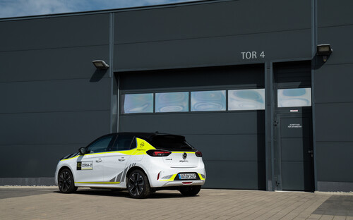 Opel Corsa-e mit Rallye-Designkit.
