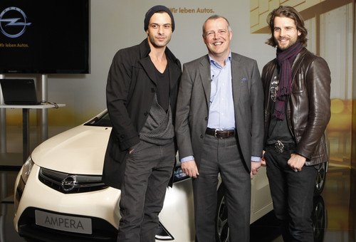 Opel lud zum eMobility-Talk ein: Zu den Gästen gehörten auch Schauspieler Kai Schumann (links) und Sänger Patrick Nuo (rechts), die Opel-Marketing- und Verkaufsvorstand Alain Visser in Berlin begrüßte.