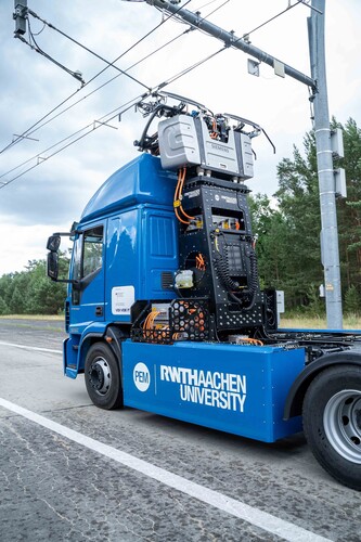 PEM-Projekt der RWTH Aachen demonstriert fahrtaugliche Elektro-Lkw mit Oberleitungsstromabnehmer (Pantographensystem).