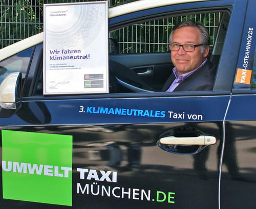 Peter Köhl, Inhaber und Geschäftsführer des Taxi-Center Ostbahnhof, ist für seine Hybrid-Flotte von Toyota mit dem Münchner Umweltpreis ausgezeichnet worden.