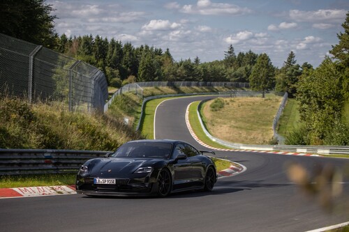 Porsche-Entwicklungsfahrer Lars Kern fuhr auf dem Nürburgring mit einem Vorserien-Taycan eine neue Bestzeit für Elektroautos der Marke.