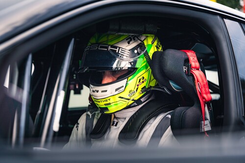 Porsche-Entwicklungsfahrer Lars Kern fuhr mit einem Vorserien-Taycan eine neue Bestzeit für Elektroautos der Marke auf dem Nürburgring.