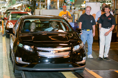 Präsident Barack Obama fährt das Elektrofahrzeug Chevrolet Volt im General Motors-Montagewerk in Detroit-Hamtramck vom Band. Werksleiterin Teri Quigley sitzt auf dem Beifahrersitz.