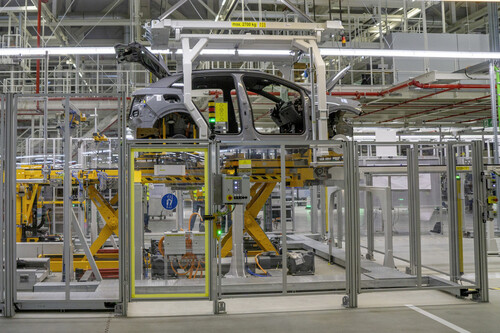 Produktion des VW ID 4 in Emden: Die Batterie wird eingesetzt.