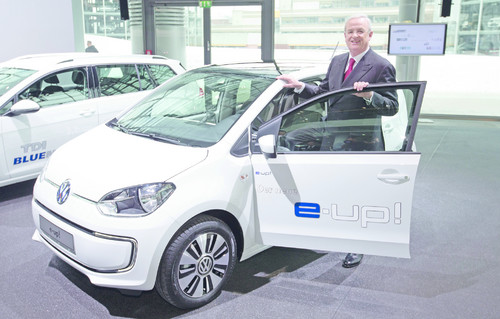 Prof. Dr. Martin Winterkorn mit dem Volkswagen E-Up.