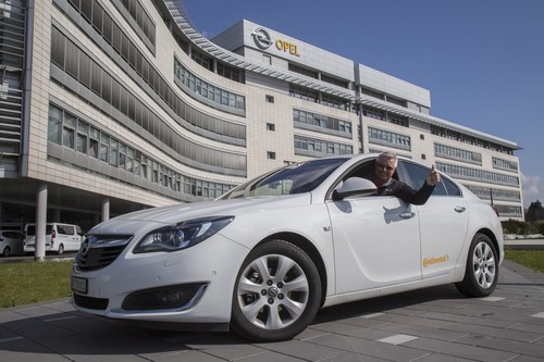 Rekord: Felix Egolf legte mit einem Opel Insignia 1.6 CDTi Ecoflex mit einer Tankfüllung 2111 Kilometer zurück (hier beim Zwischenstopp am Opel-Stammsitz Rüsselsheim).