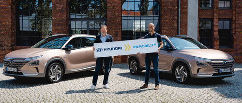 Ronald Grasman, Hyundais Vice President Fuel Cell Business Development und Nikolas Iwan, H2 Mobility-Geschäftsführer vor dem Brennstoffzellen-Crossover Hyundai Nexo. 