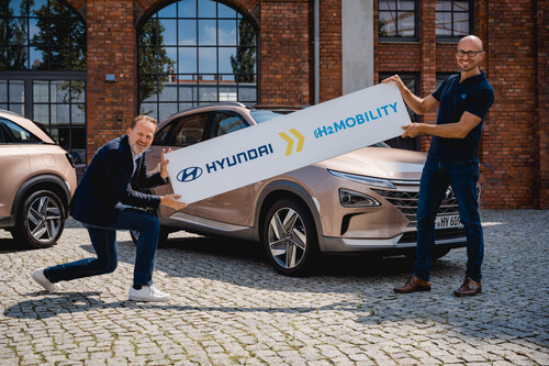 Ronald Grasman, Hyundais Vice President Fuel Cell Business Development und Nikolas Iwan, H2 Mobility-Geschäftsführer vor dem Brennstoffzellen-Crossover Hyundai Nexo. 