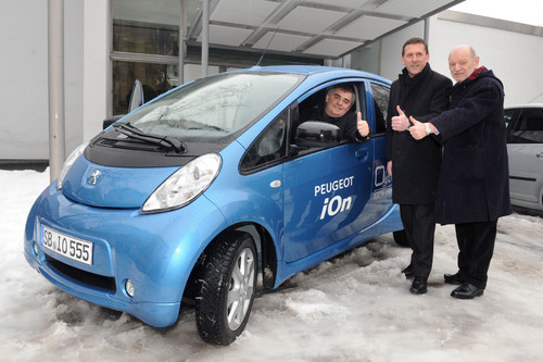 Saarlands Ministerpräsident erhält einen Peugeot iOn (von links): Peter Müller, Peugeot-Geschäftsführer Thomas Bauch und Armin Gehl, Leiter des Netzwerks Automotive.saarland.