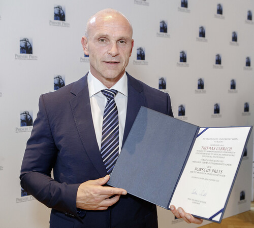Thomas Ulbrich, Mitglied des VW-Markenvorstands, Geschäftsbereich Technische Entwicklung, nimmt den 22. Porsche-Preis der TU Wien entgegen.