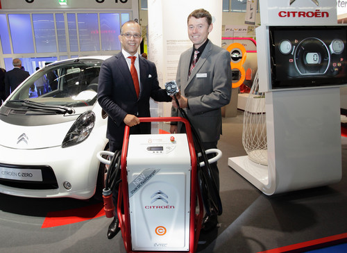 Thomas Widmann (rechts), Servicekoordinator für Elektrofahrzeuge bei Citroën Deutschland, und Rachid Ait Bouhou, Geschäftsführer bei e8energy, präsentieren die mobile Schnell-Ladestation „@fast“.