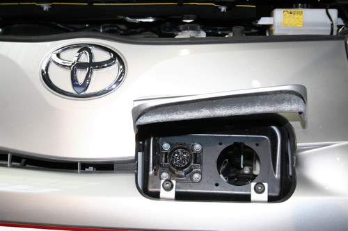 Toyota iQ EV: Links der normale Stromanschluss, rechts die Option für den Schnell-Ladeeingang.