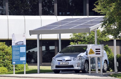 Toyota Prius Plug-in im Sun-Carport von Solar World.
