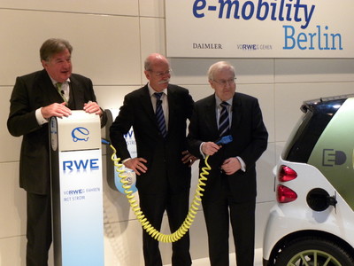 Übergabe der erste e-Smarts an Kunden in Berlin: RWE-Chef Jürgen Großmann (links), Dieter Zetsche, Bundeswirtschaftsminister Rainer Brüderle.