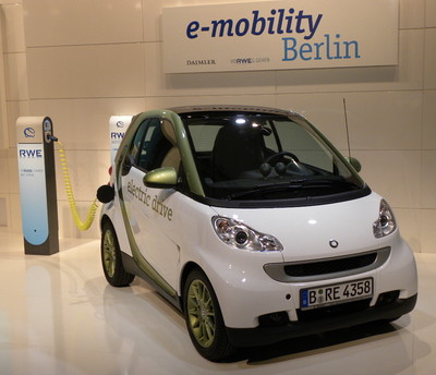 Übergabe der ersten e-Smarts an Kunden in Berlin.