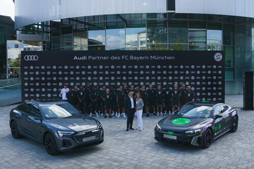 Übergabe der neuen Audi-Dienstwagen an die Kicker des FC Bayern München.