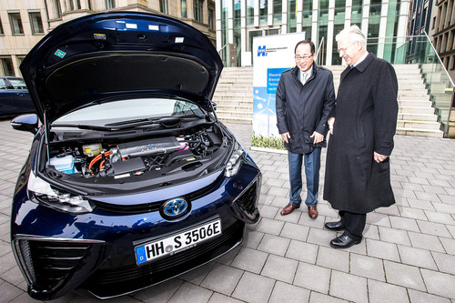 Übergabe des ersten Toyota Mirai in Deutschland (v.l.) Masahisa Nagata, Executive Vice President Forschung und Entwicklung bei Toyota Motor Europe, und Nikolaus W. Schües.