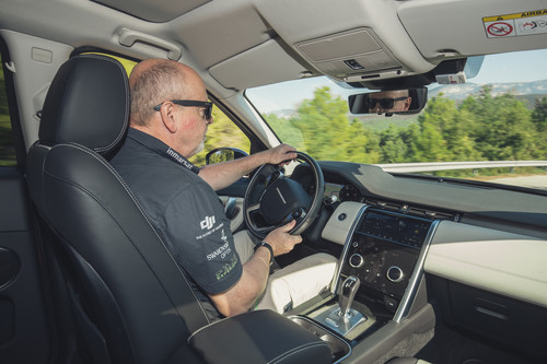Unser Autor Axel F. Busse im Land Rover Discovery Sport.