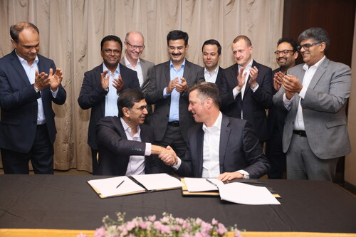 Unterzeichnung des Partnerschaftsvertrages: Thomas Schmall, Volkswagen Konzernvorstand für Technik, und Rajesh Jejurikar, Executive Director, Auto and Farm Sector, Mahindra &amp; Mahindra (Vordergrund, von rechts nach links).