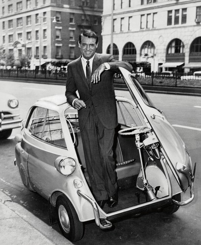 US-Schauspieler Cary Grant als Werbeträger für die BMW Isetta in den 1950er-Jahren.