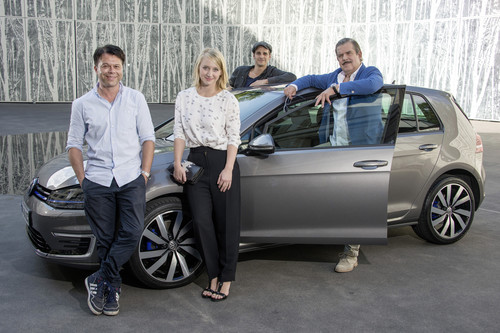 (v.l.n.r.) Markus Kavka, Anna Maria Mühe, Max von Thun und Boris Blank von Yello am Volkswagen Golf GTE.