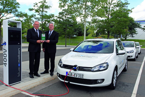 Volkswagen Entwicklungsvorstand Dr. Ulrich Hackenberg und Michael Iggena, stellvertretender Chefredakteur von „Auto Test“ und „Auto Bild Sportscar“ vor dem Volkswagen Golf Blue-e-Motion.