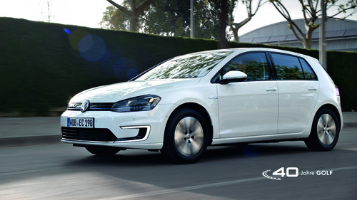 Volkswagen präsentiert den E-Golf in einer bundesweiten Werbekampagne.